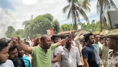 মৰিগাঁও: ৰাজহ গাওঁ স্থানান্তৰক লৈ দন্দুৱাত তীব্ৰ উত্তেজনা: নগাঁও-মৰিগাঁও ৰাজ্যিক ঘাইপথত টায়াৰ জ্বলাই প্ৰতিবাদ