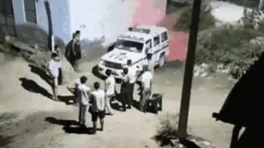 खींवसर: खींवसर के माजीसा कॉलोनी स्थित घर में घुसे युवक को लोगों ने पकड़कर पुलिस को सौंपा
