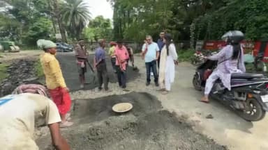 কল্যাণী: গান্ধী মেমোরিয়াল হাসপাতাল সংলগ্ন এলাকার বেহাল রাস্তা সংস্কারের কাজ শুরু,খতিয়ে দেখলেন বিধায়ক