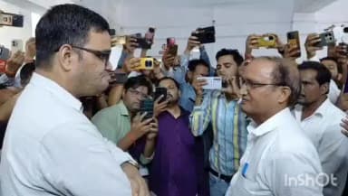उरई: नगर पालिका बनी जंग का अखाड़ा, IAS रिंकू सिंह राही की जांच से घबराकर कर्मी भागे, विभागीय कक्षों का लगाया ताला