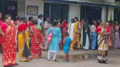 কালচিনি: যশোডাঙ্গা ব্লক অফিসে অন্নপূর্ণা ভাণ্ডারের জন্য লম্বা লাইন