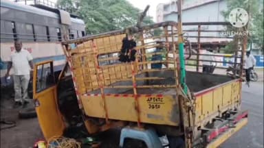 వైరా: పల్లిపాడు గ్రామ సమీపంలో ఎదురుగా వస్తున్న ఆర్టీసీ బస్సు ఆటో ఢీకొని, ఆర్టీసీ బస్సులో ప్రయాణిస్తున్న పదిమందికి తీవ్ర గాయాలు