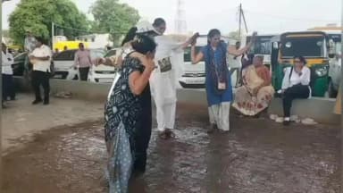 જામનગર શહેર: વોર્ડ 4 ના પૂર્વ નગરસેવિકાએ સ્થાનિક મહિલાઓને સાથે રાખી સાંસદ કંગના રાણાવતના નિવેદન સામે અનોખો વિરોધ પ્રદર્શિત કર્યો