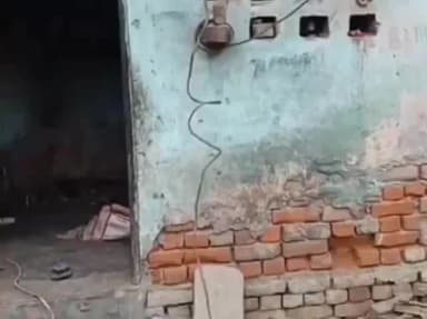 पिंड्रा: वाराणसी में कूड़े के ढेर में मिले सोने के 6 सिक्के, पुलिस ने 45,000 रुपये भी किया जब्त