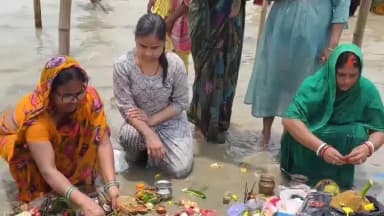 मनिहारी: मनिहारी गंगा तट पर गुरु पूर्णिमा को लेकर अव्यवस्था के बीच हजारों श्रद्धालुओं ने लगाई आस्था की डुबकी।