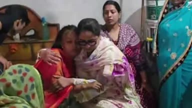 बुलंदशहर: जिला पंचायत अध्यक्ष डॉक्टर अंतुल तेवतिया ने नगर क्षेत्र में नाले में गिरी 11 वर्षीय छात्रा के परिजनों से की मुलाकात