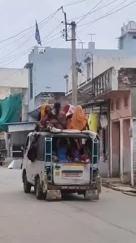 हमीरगढ़: जान हथेली पर रखकर सफर, बिना नंबर के टेम्पो की छत पर बैठीं 7-8 महिलाएं, जिम्मेदारों की निगरानी पर उठे सवाल