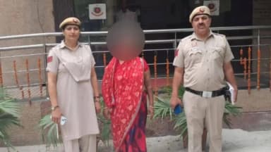 गाजीपुर थाना पुलिस ने चेक बाउंस मामले में फरार महिला आरोपी को किया गिरफ्तार