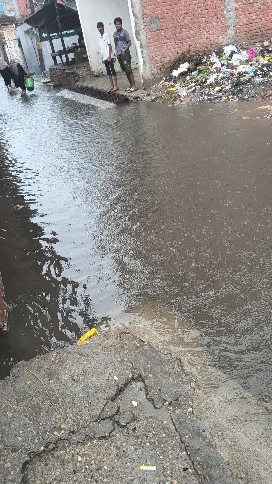 milak islam Nagar ye rode nagar palika ke aadheen aata hai hamesha barish mai bohat muskil ho jaty hai