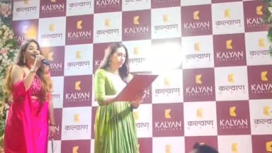 इटावा: इटावा में कल्याण ज्वेलर्स के शोरूम का उद्घाटन करने पहुंचीं फिल्म अभिनेत्री करिश्मा कपूर, उमड़ी प्रशंसकों की भीड़