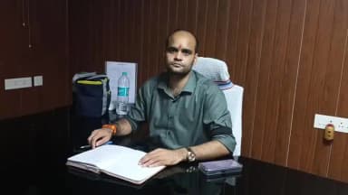 सरैया: सरैया प्रखंड विकास पदाधिकारी गौरव कुमार ने अधिकारियों की सुरक्षा की मांग पर काली पट्टी बांधकर कार्य किया