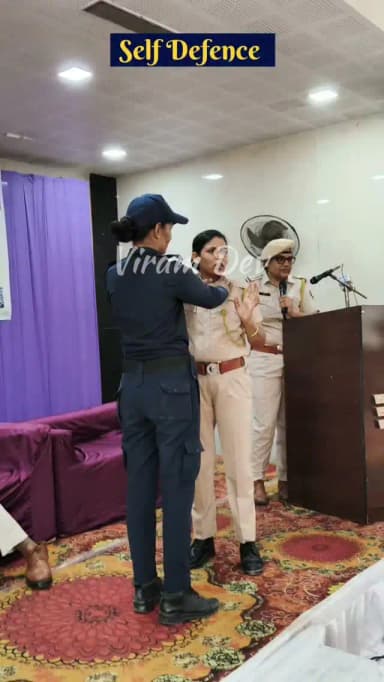 कालिका एस्कॉर्ट (महिला पुलिस) ने आत्म रक्षा के बारे में महिलाओं को जानकारी दी...