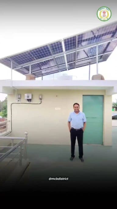 प्रधानमंत्री सूर्य घर: मुफ्त बिजली योजना मनेन्द्रगढ़-चिरमिरी-भरतपुर जिले में आम नागरिकों के लिए आर्थिक राहत और ऊर्जा आत्मनिर्भरता का प्रभावी माध्यम बन रही है। योजना के माध्यम से लोग स्वच्छ ऊर्जा अपनाकर न केवल बिजली बिल में उल्लेखनीय बचत कर रहे हैं, बल्कि पर्यावरण संरक्षण में भी अपनी महत्वपूर्ण भूमिका निभा रहे हैं। जिले के विकासखंड मनेन्द्रगढ़ निवासी श्री आशीष मजूमदार इसकी एक प्रेरणादायक मिसाल बनकर सामने आए हैं। लगभग सात महीने पहले श्री आशीष मजूमदार ने प्रधानमंत्री सूर्य घर: मुफ्त बिजली योजना के तहत अपने घर की छत पर सोलर रूफटॉप सिस्टम स्थापित कराया। योजना के अंतर्गत उन्हें भारत सरकार से 78,000 तथा छत्तीसगढ़ शासन से 30,000 की सब्सिडी प्राप्त हुई, जिससे सोलर संयंत्र लगाने की लागत काफी कम हो गई। इस आर्थिक सहयोग ने उन्हें स्वच्छ एवं किफायती ऊर्जा अपनाने के लिए प्रेरित किया। आशीष मजूमदार बताते हैं कि सोलर सिस्टम स्थापित करने से पहले उनका मासिक बिजली बिल सामान्य दिनों में 2,000 से 3,000 तक आता था, जबकि गर्मी के मौसम में एयर कंडीशनर और अन्य विद्युत उपकरणों के अधिक उपयोग के कारण यह बढ़कर करीब 5,000 तक पहुंच जाता था। लेकिन सोलर रूफटॉप सिस्टम लगने के बाद पिछले सात महीनों से उनका बिजली बिल पूरी तरह शून्य हो गया है।
CMO Chhattisgarh DPR Chhattisgarh
#chhattisgarh #mcbdistrict