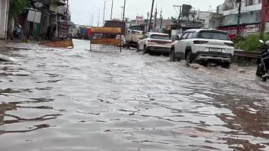 चारामा: चारामा में भारी बारिश से NH-30 फिर जलमग्न, जल निकासी न होने से बढ़ी लोगों की परेशानी