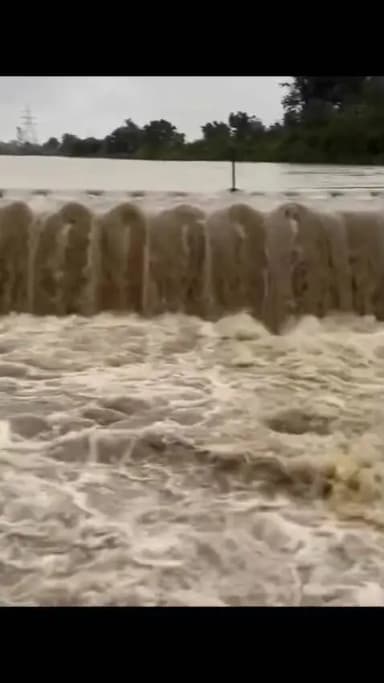 नगरी: धमतरी: भारी बारिश के बीच सेमरा गांव में नदी से युवक लापता, रेस्क्यू जारी