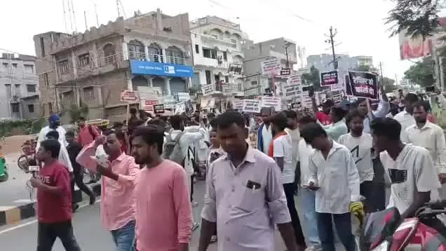 मोतिहारी में हजारों दलितों ने सड़क पर उतर कर दलित नाबालिग लड़की के साथ हुए दुष्कर्म के मामले sp कोठी घेराव 29,7, 26