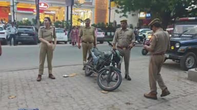 मथुरा: त्योहारों को लेकर मथुरा पुलिस अलर्ट, सौखरोड पर ASP आशना चौधरी ने संभाली कमान; सघन चेकिंग अभियान में की कार्रवाई