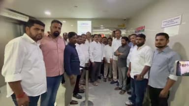 నర్సంపేట: ఎర్రబెల్లి దయాకర్ రావు పెద్ది సుదర్శన్ రెడ్డిని యశోద ఆసుపత్రిలో కలిశారు