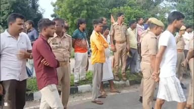 मिर्ज़ापुर: विंध्याचल थाना क्षेत्र में सीमेंट टैंकर पलटने से पिता-पुत्र की हुई मौत, स्थानीय लोगों ने किया चक्का जाम
