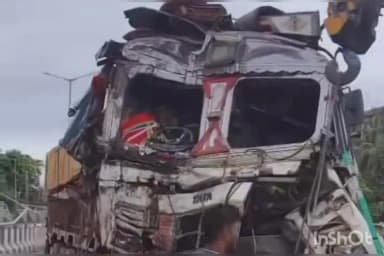 আজাৰা: পুৱতি নিশা ২৭ নং ৰাষ্ট্ৰীয় ঘাইপথত ভয়ংকৰ পথ দুৰ্ঘটনা