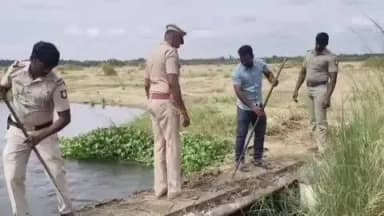 பரமத்தி வேலூர்: காவேரி ஆற்றில் மணல் கடத்தலுக்காக அமைக்கப்பட்ட அமைக்கப்பட்ட காங்கிரீட் பாலத்தை போலீசார் அகற்றினர்