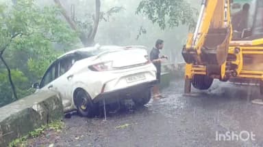 कर्जत: माथेरान घाटात कारचा भीषण अपघात; दोन जखमी