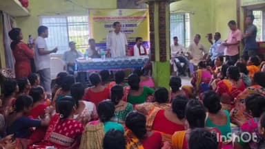 কুশমুণ্ডী: কুশমন্ডির মহিষবাথানে হস্তশিল্পীদের আর্থিক স্বনির্ভরতা বাড়াতে উন্নতমানের সরঞ্জাম বিতরণ