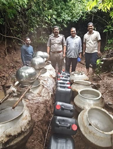 పార్వతీపురం: మన్యం సరిహద్దుల్లో 3,700 లీటర్లు బెల్లం ఊట, 150 లీటర్లు నాటు సారా అదుపులో