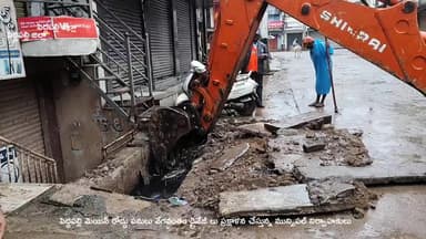 పెద్దపల్లి: మెయిన్ డోర్ డ్రైనేజీల తొలగింపు చర్యలు చేపట్టిన మున్సిపల్ శాఖ అధికారులు