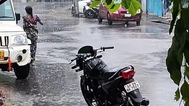 పెద్దపల్లి: పట్టణంలో దంచి కొడుతున్న వాన లోతట్టు ప్రాంతాలు జలమయం