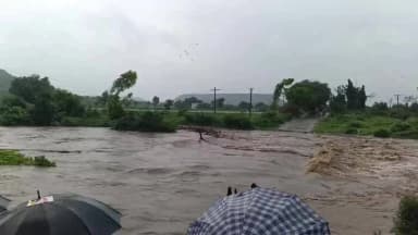 అదిలాబాద్ అర్బన్: తలమడుగు మండలం లో భారీ వర్షం.. ఉప్పొంగిన వాగులు