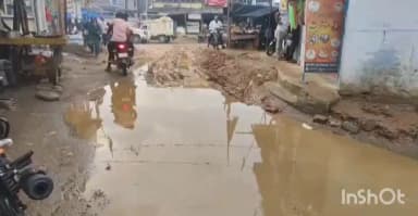 धनवार: घोड़थम्भा ओपी के सामने की सड़क बनी कीचड़ का तालाब, लोग दूसरे मार्ग से आने-जाने को मजबूर