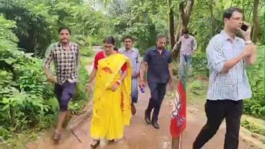 পিংলা: পিংলায় ১০ বছরের সেতু নির্মাণের অপেক্ষার অবসান ঘটিয়ে বৃষ্টিতে পরিদর্শনে বিধায়িকা স্বাগতা মান্না!