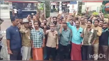 കോഴിക്കോട്: ടാങ്കർ ലോറിയുടെ ടയർ കത്തി കൊണ്ട് കീറി,കോഴിക്കോട് ഇന്ത്യൻ ഓയിൽ കോർപ്പറേഷൻ ഓഫീസിന് മുന്നിൽ തൊഴിലാളികളുടെ പ്രതിഷേധം
