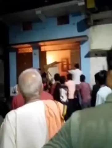 शोहरतगढ़: चिल्हिया में खाना बनाते समय गैस सिलेंडर में लगी आग, वीडियो हुआ वायरल