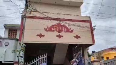 செங்கல்பட்டு: செங்கல்பட்டில் வீட்டின் பூட்டை உடைத்து 5 சவரன் தங்க நகை ஒரு கிலோ வெள்ளி 3 லட்சம் ரொக்க பணம் கொள்ளையடிக்கப்பட்டுள்ளது