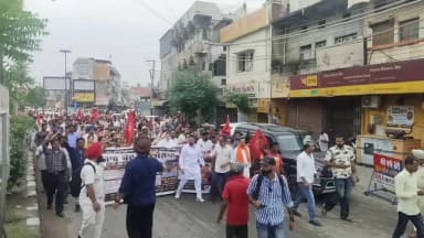 ਨਵਾਂਸ਼ਹਿਰ: ਨਵਾਂਸ਼ਹਿਰ ਵਿੱਚ ਪੰਜਾਬ ਬੰਦ ਦੀ ਕਾਲ ਨੂੰ ਲੈ ਕੇ ਸਫਾਈ ਸੇਵਕਾਂ ਅਤੇ ਵਪਾਰ ਮੰਡਲ ਨੇ ਕੀਤਾ ਸਾਂਝਾ ਰੋਸ਼ ਪ੍ਰਦਰਸ਼ਨ