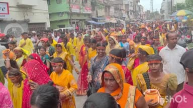 बेतिया: आईटीआई कॉलोनी डोलबाग से 651 कुंवारी कन्याओं की भव्य कलश यात्रा, शिवलिंग स्थापना को लेकर गूंजा 'हर-हर महादेव'