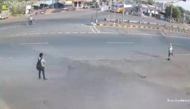 கள்ளக்குறிச்சி: கனியாமூர் பிரிவு சாலையில் சாலையை நடந்து கடக்கும் போது முதியவர் மீது லாரி மோதி விபத்து சிசிடிவி வெளியீடு