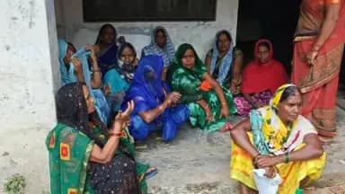 पीलीभीत: कलेक्ट्रेट में डीएम से मिलने पहुंची बूंदी भूड गांव की महिलाएं, विरोध प्रदर्शन पर दर्ज मुकदमे को खत्म करने की रखी मांग
