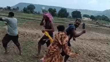 चकिया: पचफेड़ियां में जमीन विवाद को लेकर दो पक्षों के बीच हुई मारपीट, ग्राम प्रधान पर भी लगे आरोप; वीडियो सोशल मीडिया पर