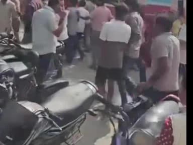 गोरखपुर: मासूम बच्ची के हत्यारोपी सिपाही को डॉक्टरों और नर्सों ने दौड़ा-दौड़ा कर पीटा, पुलिस ने गोरखपुर अस्पताल में ले जाकर किया