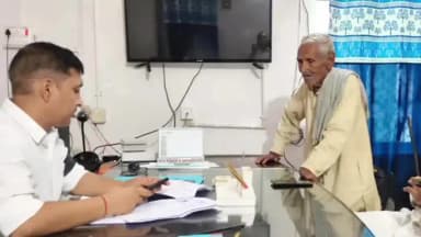तरारी: साहब, हम अभी जिंदा हैं, कागजों में हमें मत मारिए: 85 वर्षीय बुजुर्ग की गुहार, पेंशन के लिए दर-दर भटकने को मजबूर