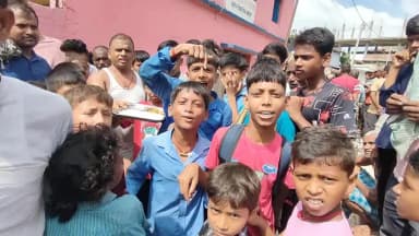 चौथम: मिडिल स्कूल सरैया में एमडीएम में पिल्लू मिलने पर फिर हंगामा, जांच को पहुंचे प्रखंड प्रमुख व अधिकारी