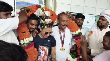 सदर: प्रयागराज पहुंचते ही एयरपोर्ट पर खुशबू निषाद नंदा का भव्य स्वागत, एकलव्य की प्रतिमा पर किया माल्यार्पण