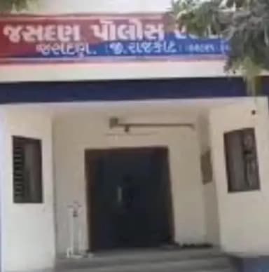 જસદણ: સંતાનો માનતા ન હોય જસદણની પરિણીતાએ ઝેરી દવા પી લેતા સારવાર અર્થે હોસ્પિટલમાં ખસેડાઈ