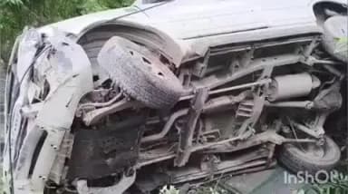 नैनीताल: मेट्रोपोल के पास पैराफिट तोड़कर 20 फीट नीचे गिरी कार, एक बड़ा हादसा होने से टला
