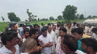 पोलायकलां: ग्राम खड़ी डोडिया में अघोषित बिजली कटौती पर युवा कांग्रेस ने किया प्रदर्शन, बिजली कार्यालय में ताला लगाने का प्रयास
