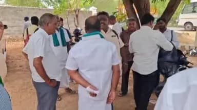 பரமத்தி வேலூர்: கர்நாடகா மாநில அனைத்து வாகனங்களையும் தடுத்து நிறுத்த சென்ற விவசாயிகளை போலீசார் தடுத்ததால் பரபரப்பு ஏற்பட்டது
