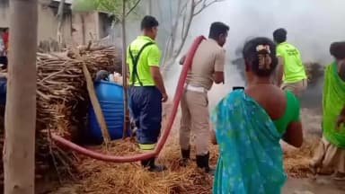 இளையாங்குடி: இளையான்குடி அருகே மாடுகளுக்காக வீட்டருகே அடுக்கி வைக்கப்பட்ட வைக்கோல் தீப்பற்றி எரிந்தது